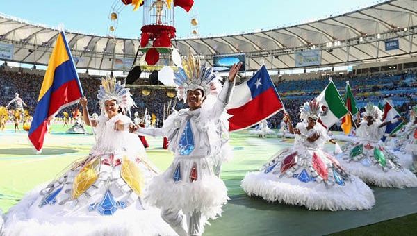 Bailarines con las banderas de los países que participaron en el Mundial. (Foto: FIFA)