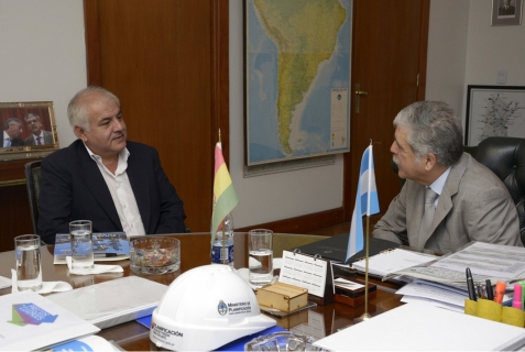Los ministros de Hidrocarburos y Energía de Bolivia, Juan José Sosa, y de Planificacion de Argentina, Julio de Vido (Foto: ABI)