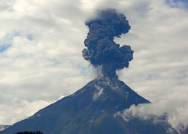 El volcán Tungurahua se mantiene en plena actividad eruptiva (Archivo)