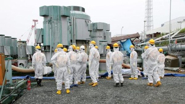Miembros de la Regulación Nuclear de Japón (NRA) inspeccionan pared impermeable para evitar filtraciones de agua contaminada al mar en la planta nuclear de Fukushima (Foto: NRA)