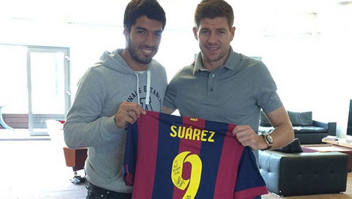 Gerrard con la camiseta del Barcelona dedicada por Suárez (Foto: @stevengerrard)