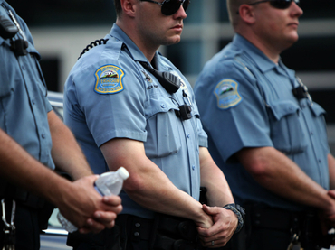 El nuevo sistema de cámaras en los uniformes demanda mayor responsabilidad de los agentes policiales en el cumplimiento de sus obligaciones (AP)