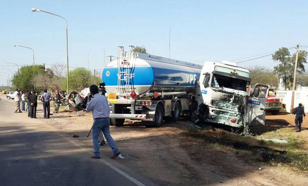 El minibus intentó sobrepasar a un camión y chocó de frente con un camión cisterna de combustible de la estatal YPF. (Foto: Clarin)