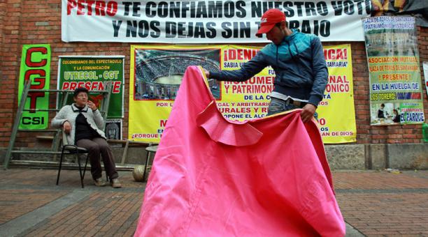 Un novillero colombiano practica con el capote mientras completaba su día 28 de huelga de hambre indefinida. (Foto: EFE)