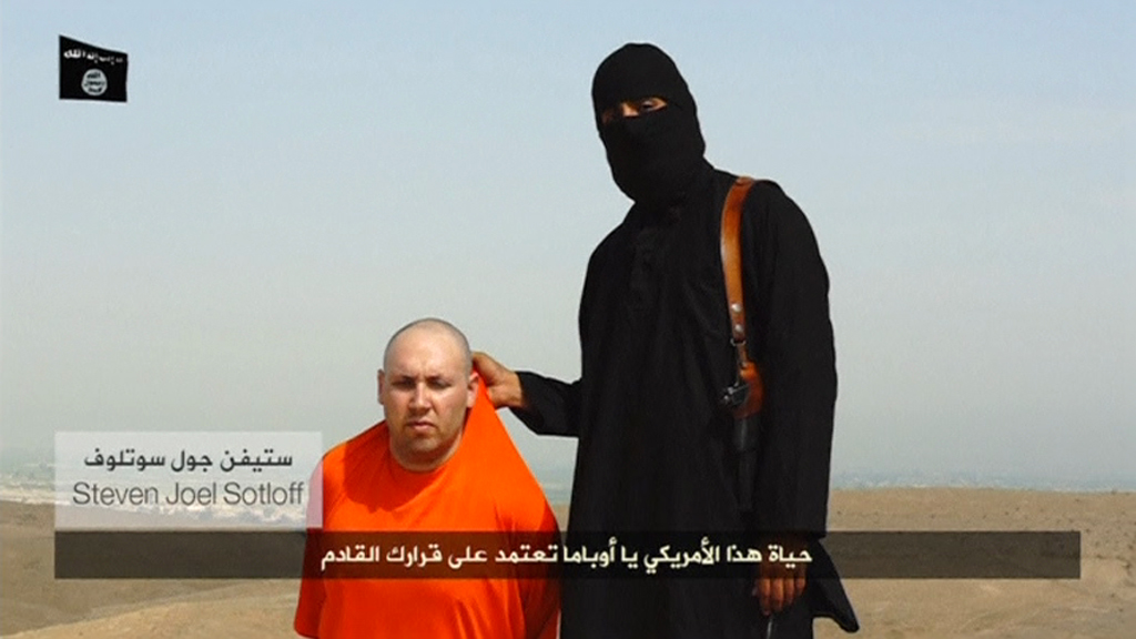 Sotloff, de 31 años, aparece en el video vestido con una braga naranja y arrodillado junto a su verdugo. (Foto: Reuters)
