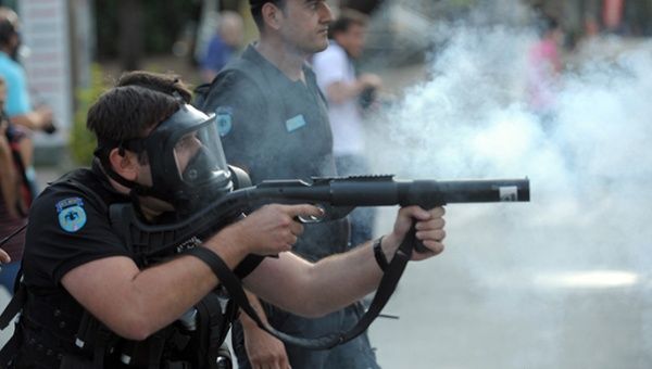 A Turkish riot police fires tear gas on protesters this Sunday in Istanbul. (Photo: AFP)