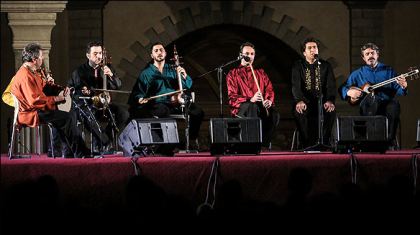 La espectacular formación familiar de los 'Kamkars' presentó durante el evento musical varias obras en kurdo. (Foto: HispanTV)