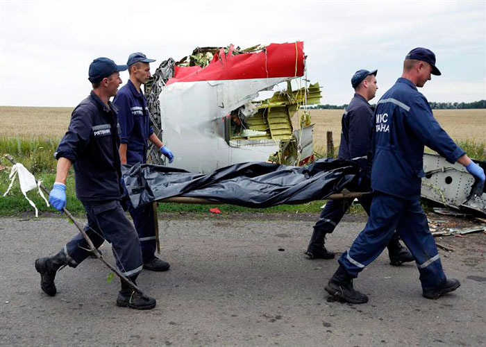 Los investigadores aseguran que el avión se rompió en pedazos antes de caer (EFE)