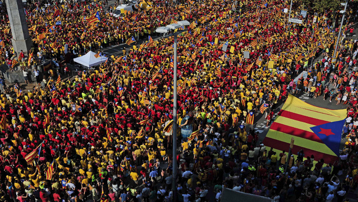 Cientos de personas marcharon a favor de una consulta soberanista el 9 de noviembre. (Foto: El País)