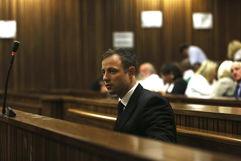 Tras el veredicto, el deportista, de 27 años, se quedó mirando fijamente hacia delante. (Foto: EFE)