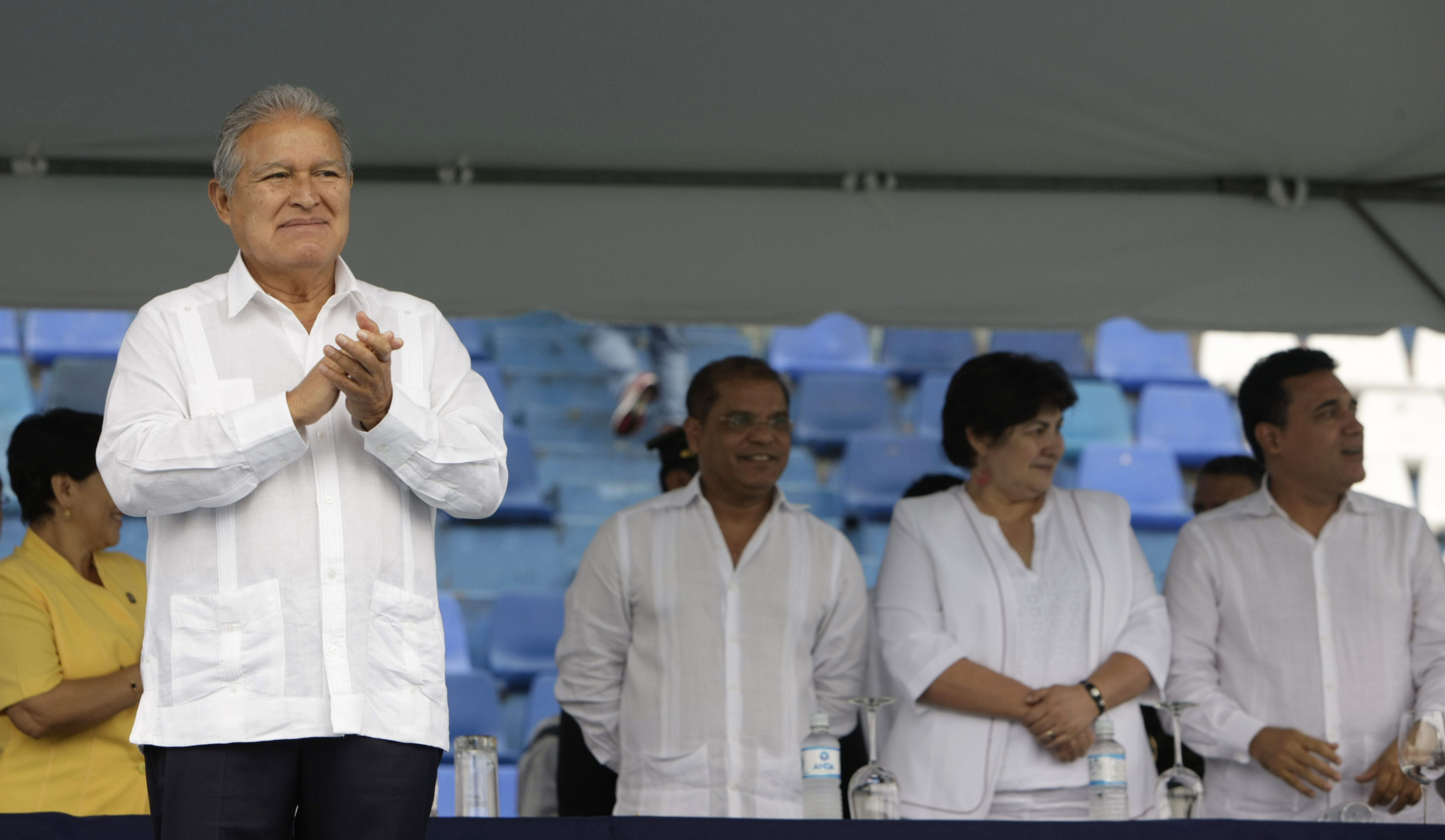 En El Salvador, el presidente Salvador Sánchez Cerén saludó al pueblo por el cumplimiento de los 193 años de la Independencia. (Foto: EFE)
