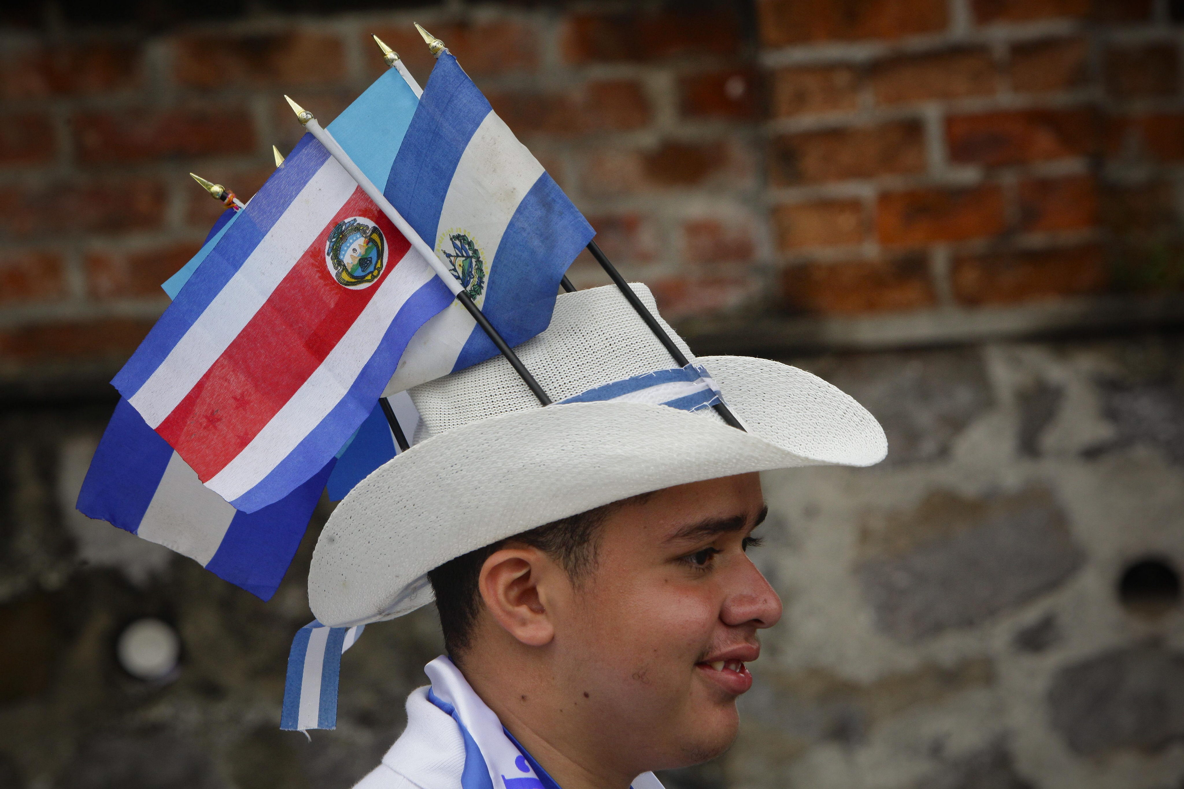 En El Salvador, los niños ondearon banderas alusivas a su grito independentista. (Foto: EFE)