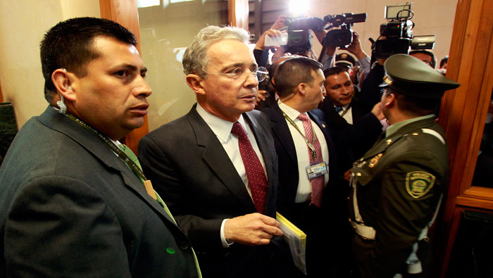 Álvaro Uribe se marchó del debate luego de su intervención durante la cual no se defendió de las acusaciones en su contra. (Foto: El Tiempo)