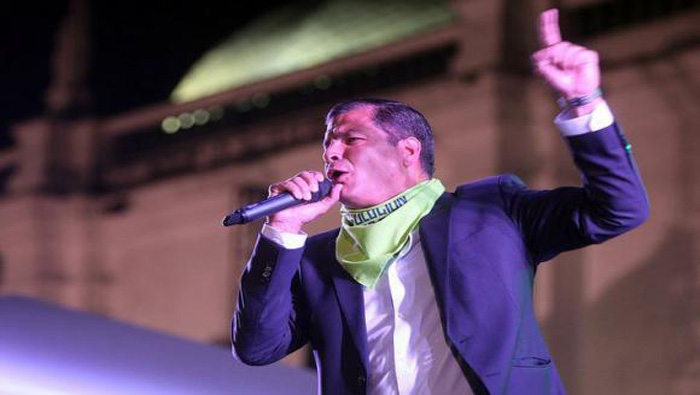 El presidente de la República, Rafael Correa, se dirigió a los asistentes de la concentración en el marco del Festival del Trabajador, en la Plaza Grande, en el centro de Quito. (Foto: Andes)