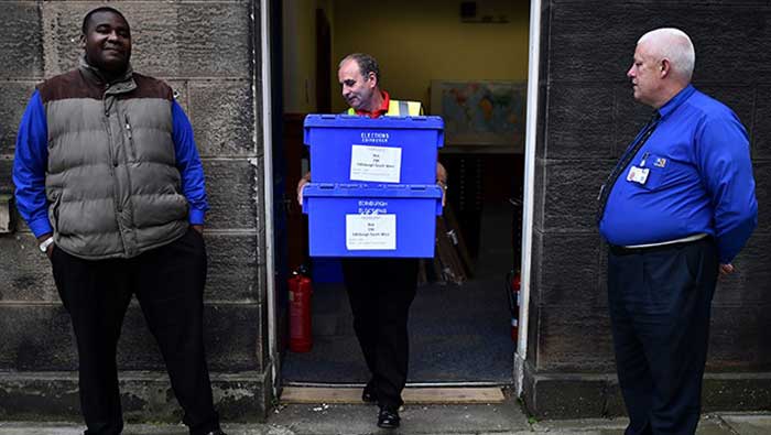 Más de dos mil 600 colegios electorales abrieron sus puertas para que el pueblo escocés decida el futuro de su país (AFP)