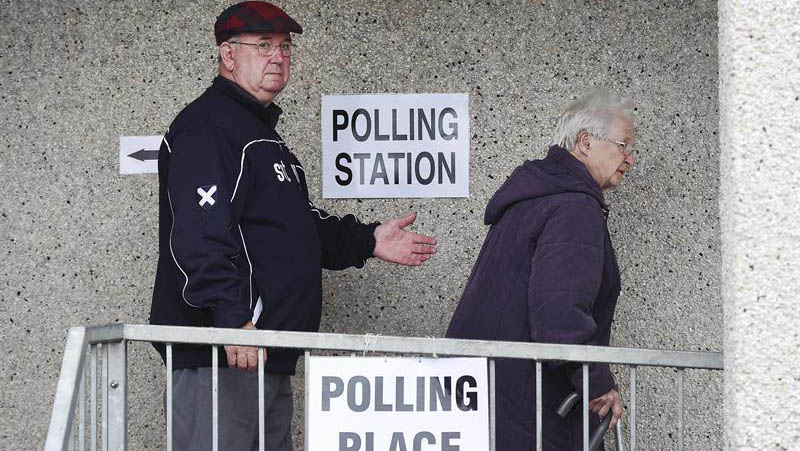 Los colegios electorales están funcionando con normalidad, con gran afluencia por parte de los ciudadanos escoceses. (Foto: EFE)