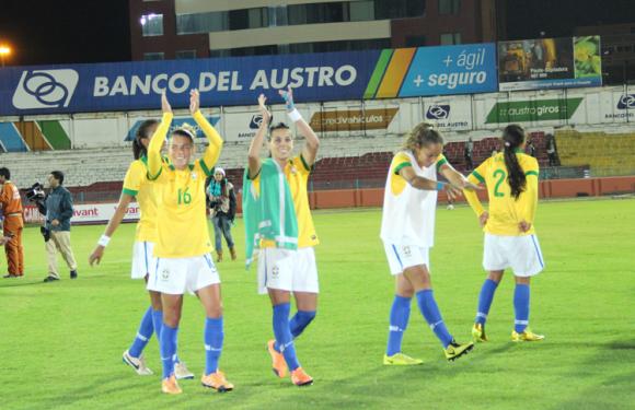 La defensa Tamires (16) encabeza el festejo de brasileño tras la clasificación también a los Juegos Deportivos Panamericanos Toronto 2015. (Foto: Conmebol)