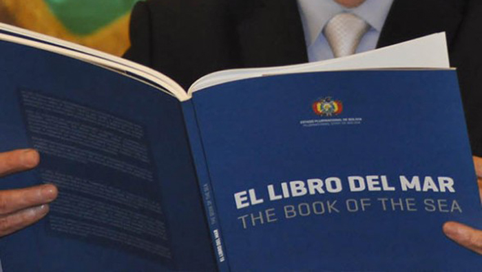 Unos 100 mil libros fueron distribuidos gratuitamente en las principales ciudades de Bolivia, para concientizar a los ciudadanos bolivianos sobre el diferendo marítimo. (Foto: ABI)