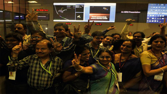 Científicos e ingenieros de la Organización India de Investigación Espacial (ISRO) celebran la colocación de su sonda en Marte. (Foto: EFE)