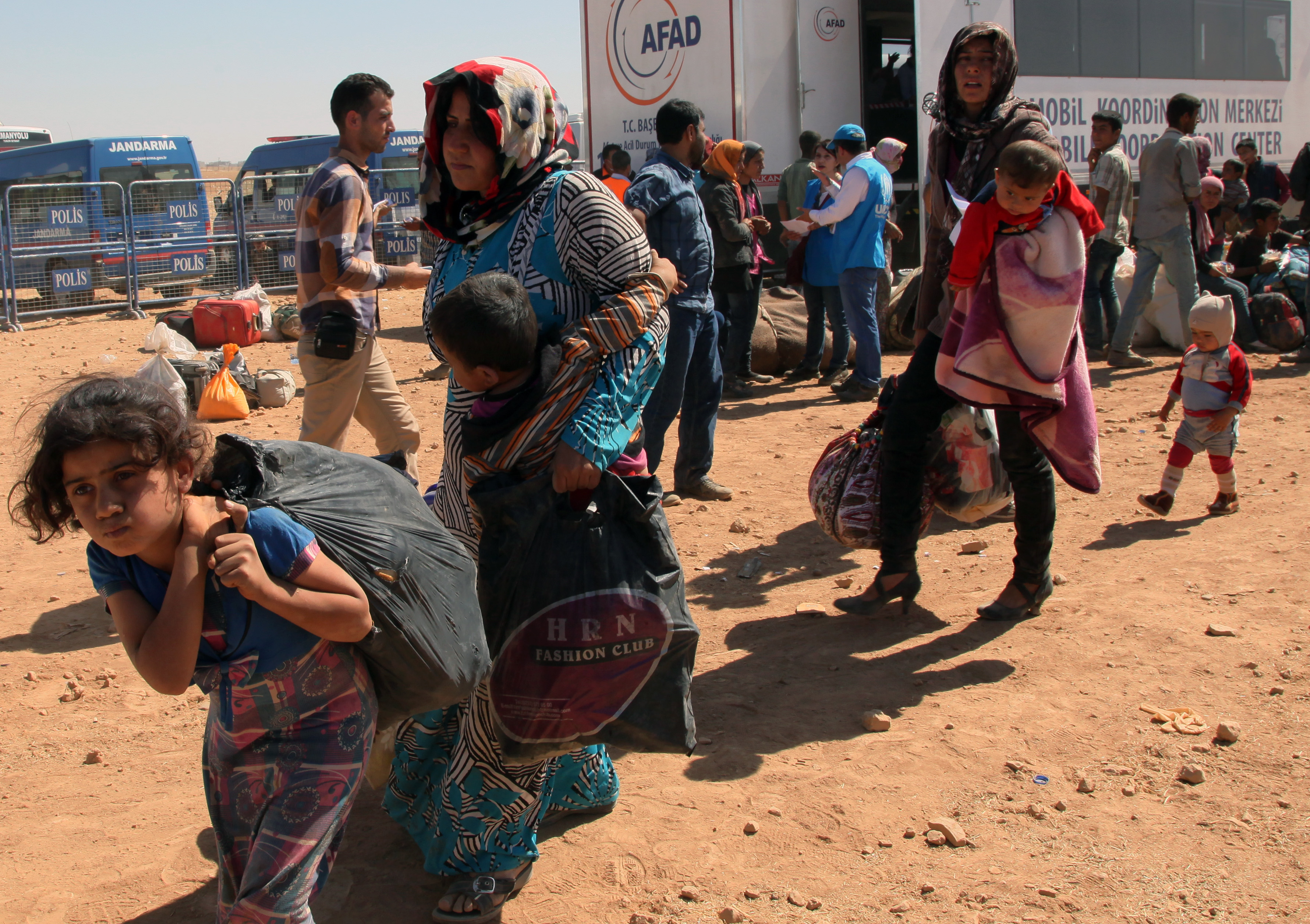 Miles de refugiados sirios entran a Turquía abandonando su país ante bombardeos estadounidenses contra supuestas posiciones del Estado Islámico. (Foto: AP)