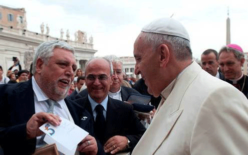 El padre Antonio Tarzia  y el profesor Luciano Vasapollo entregaron la carta al sumo pontífice. (Foto: Prensa Latina)