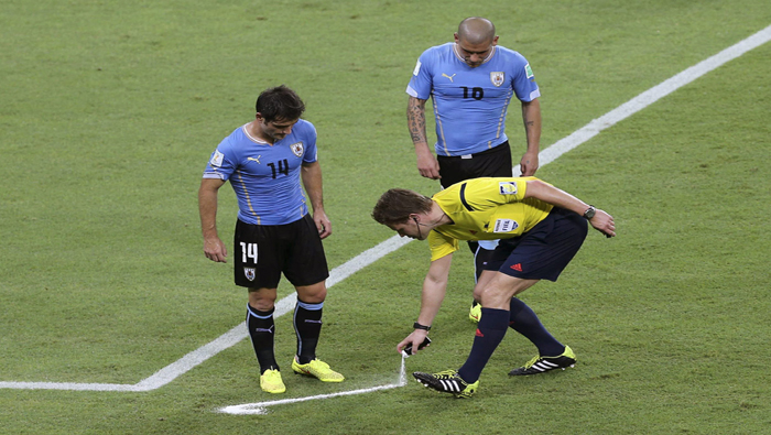 El spray utilizado por los árbitros en el Mundial de Fútbol Brasil 2014 no cumple con las normas de seguridad alemanas. (Foto:EFE)