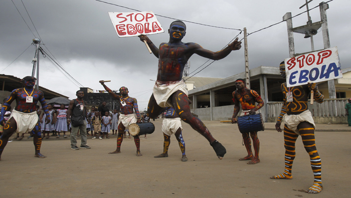 Con bailes propios de la cultura africana los artistas condenaron las muertes por ébola. Reuters. 