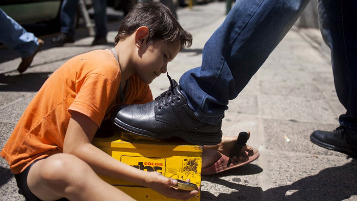 A pesar de estar penado por la ley, se ven niños en las calles de Paraguay trabajando como limpiabotas, entre otros oficios. (Foto: Santi Carneri-EFE)