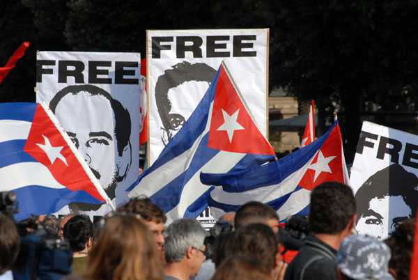 Tras 16 años de arresto, el mundo sigue pidiendo libertad para los tres antiterroristas cubanos que permanecen presos. (Foto: Archivo)