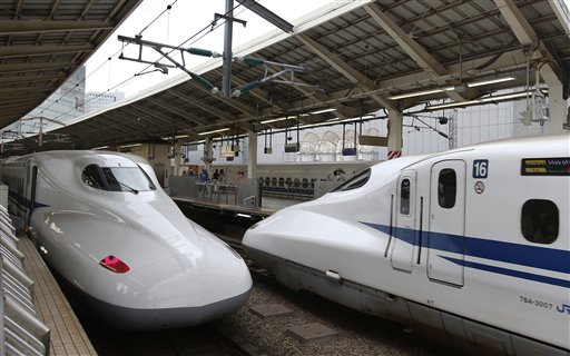 Un tren bala Shinkansen llega a la estación de Tokio, en Japón. (Foto: AP)