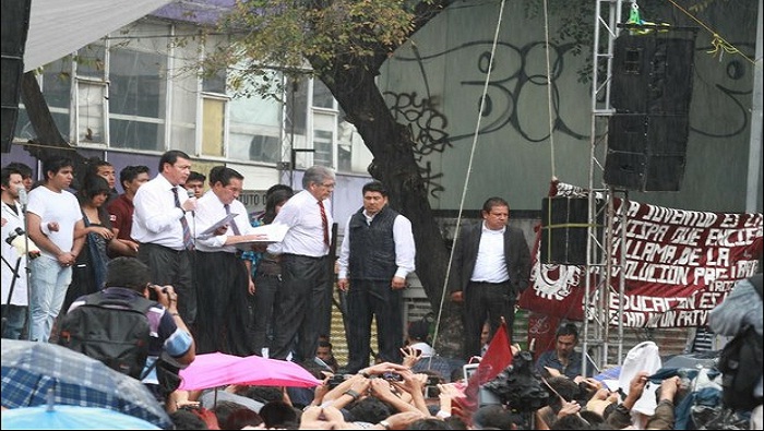Los estudiantes también exigieron la aparición de los 43 estudiantes desaparecidos (Foto: La Jornada)