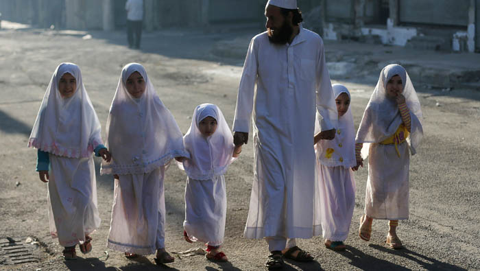Los fieles caminan por las calles, mientras celebran las fiestas de Yom Kipur y del Eid al-Adha. (Foto: Reuters)