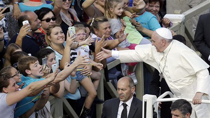 El papa Francisco invitó al mundo a trabajar por la paz. (Foto: Reuters)