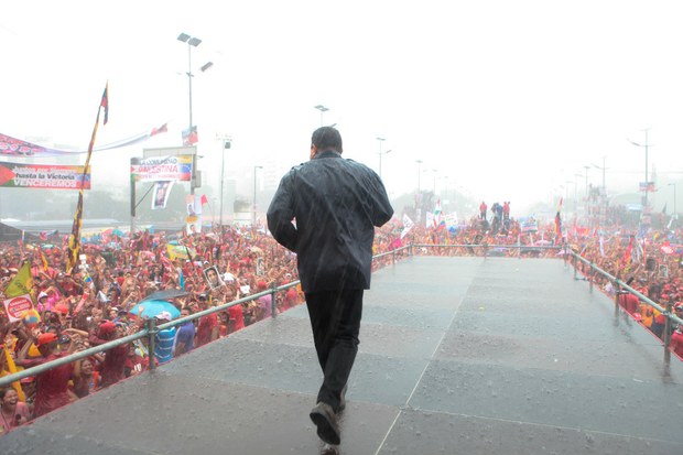 El Comandante Hugo Chávez recibió la victoria en medio de la lluvia. (Foto: Archivo)