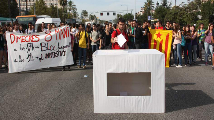 Estudiantes universitarios y de secundaria exigen mediante una huelga se reactive la consulta por la independencia de Cataluña (Foto: 20 Minutos)