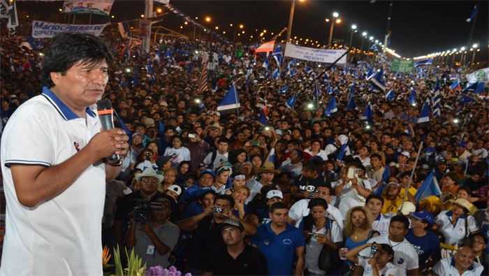 El candidato presidencial Evo Morales agradeció el martes por la noche a los militantes y simpatizantes del Movimiento Al Socialismo (MAS) de Santa Cruz. (ABI)