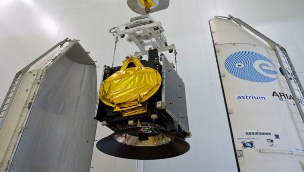 El ARSAT-1 ya está en el cohete que lo lanzará al espacio. (Foto: ARSAT)
