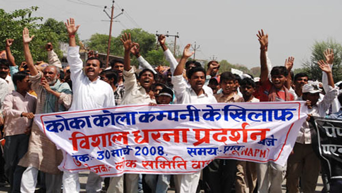 Pobladores de Varanasi, India, marcharon para demandar el cierre inmediato de una fábrica de Coca-Cola. (Foto: India Resource Center)