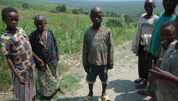 Hutu and other Rwandan children (wikicommons)