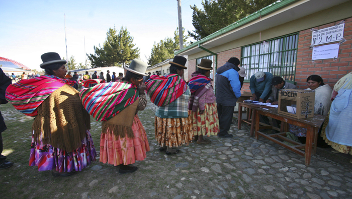 Con gran afluencia los bolivianos ratificaron la democracia de su país. Reuters.  