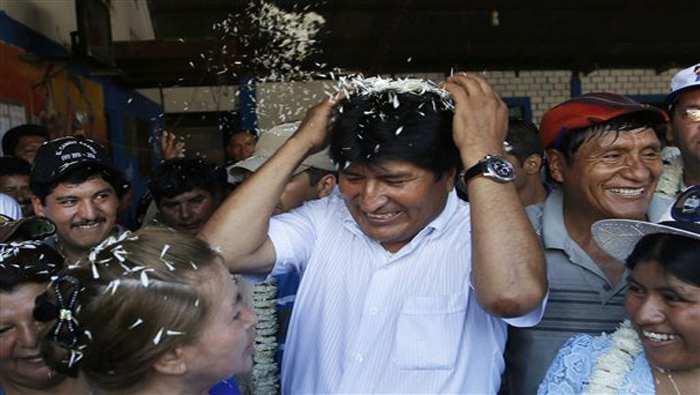 Tras ejercer su derecho al voto el presidente Evo Morales invitó a todos los bolivianos a participar en la fiesta electoral. Reuters.
