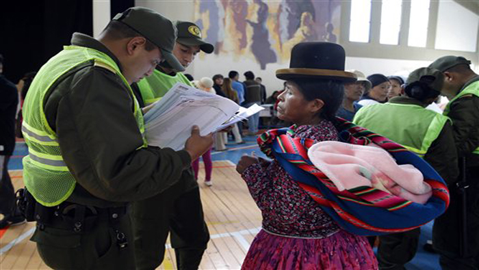 Las autoridades bolivianas apoyaron la jornada electoral. AP. 