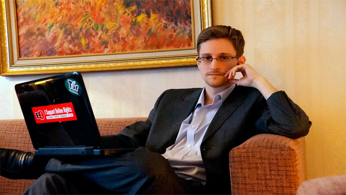 Snowden insta a deshacerse de servicios que no protegen la privacidad como Dropbox, Facebook y Google. (Archivo)