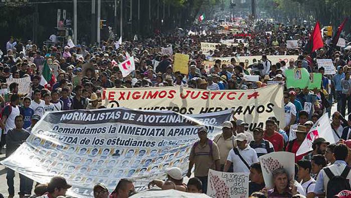 Los jóvenes pedían a gritos la dimisión del gobernador de Guerrero, Ángel Aguirre. (Foto: Archivo)