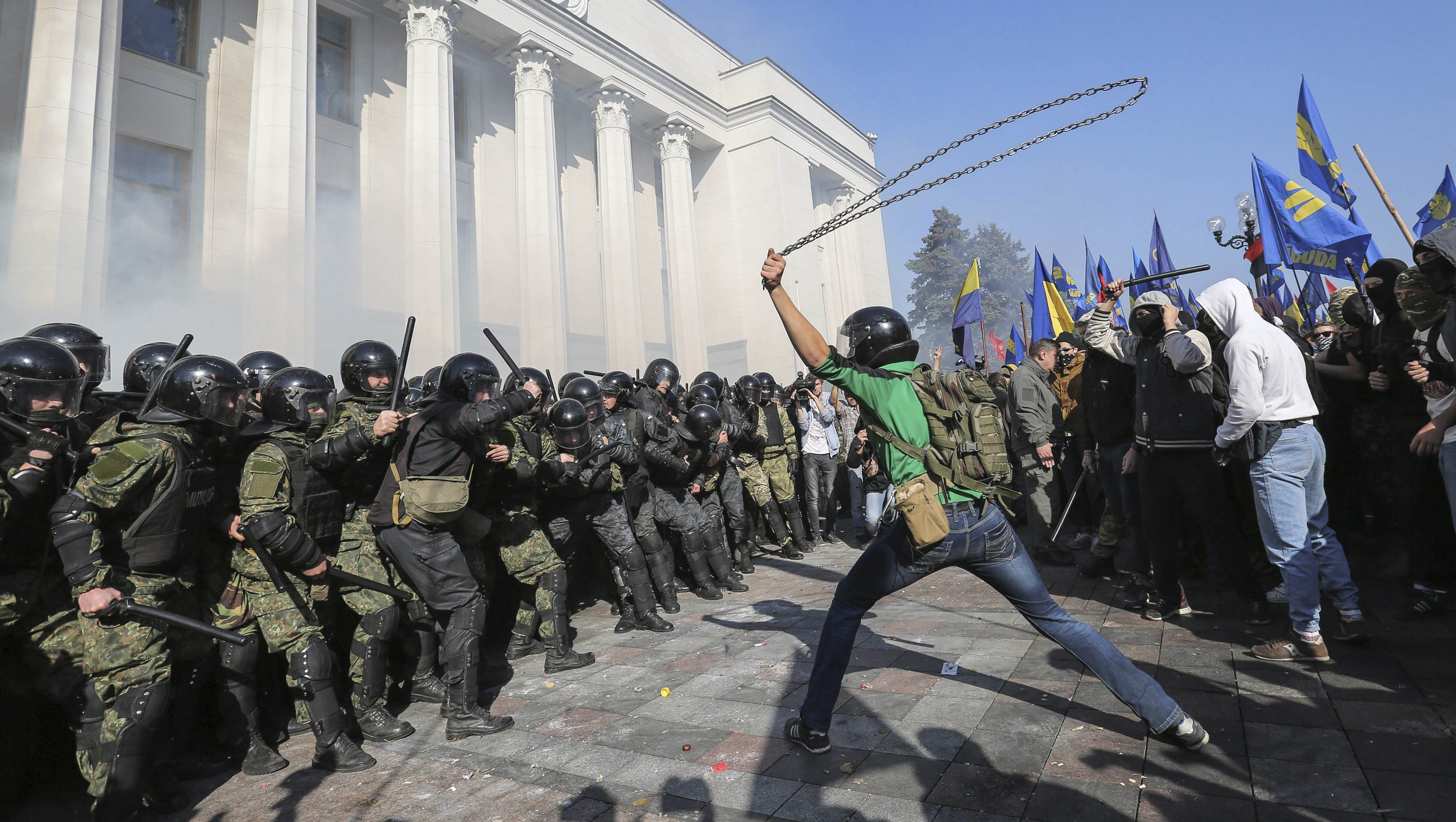 Los manifestantes se enfrentaron a los miles de agentes que custodiaban el edificio en dos cordones policiales. (Foto: EFE)