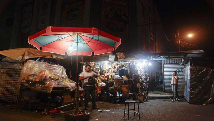 Comerciantes en las calles de El Salvador luego del terremoto registrado durante la noche del lunes (EFE)