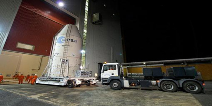 El satélite de telecomunicaciones fue ensamblado al Ariane 5 con éxito, luego de que los técnicos y científicos argentinos realizaran una serie de ensayos de prueba. (Foto: Telam)