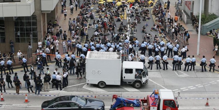 Policías advierten que no tolerarán la obstrucción del tráfico ni ataques a los agentes. (Foto: EFE)