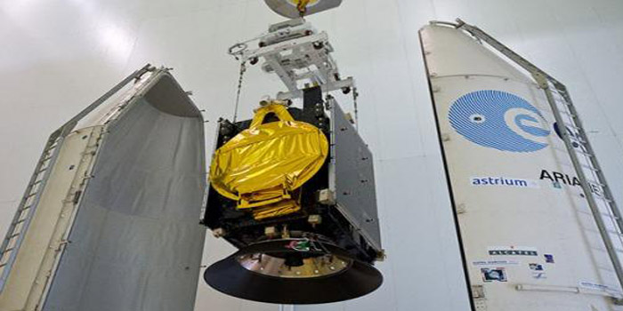 El primer satélite de telecomunicaciones argentino ya está en el cohete francés que lo llevará al espacio. (Foto: Telam)