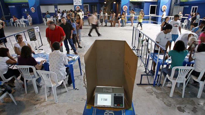 Las fallas técnicas provocaron retrasos en varios colegios electorales de Brasil durante la primera vuelta. (Foto: EFE)